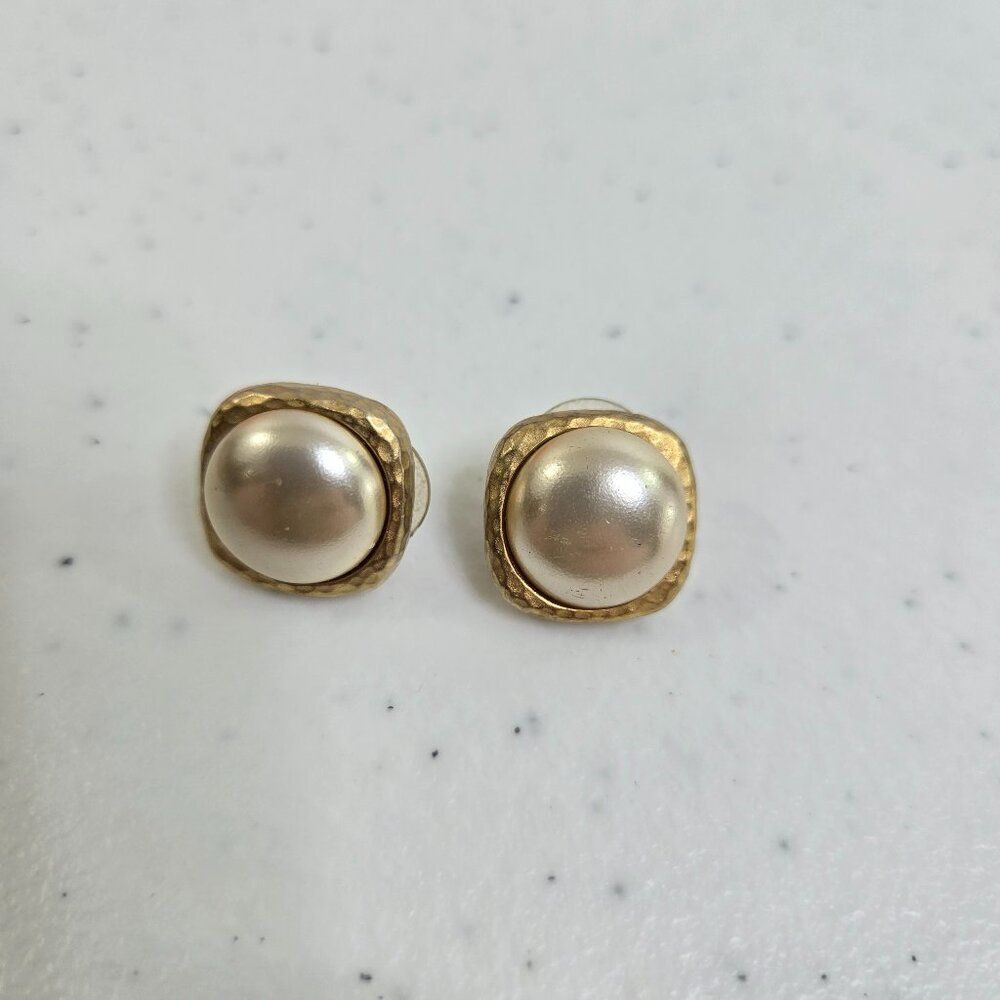 Erwin Pearl Earrings Stud Gold Tone Faux Pearl Big Classic Vtg White Hammered